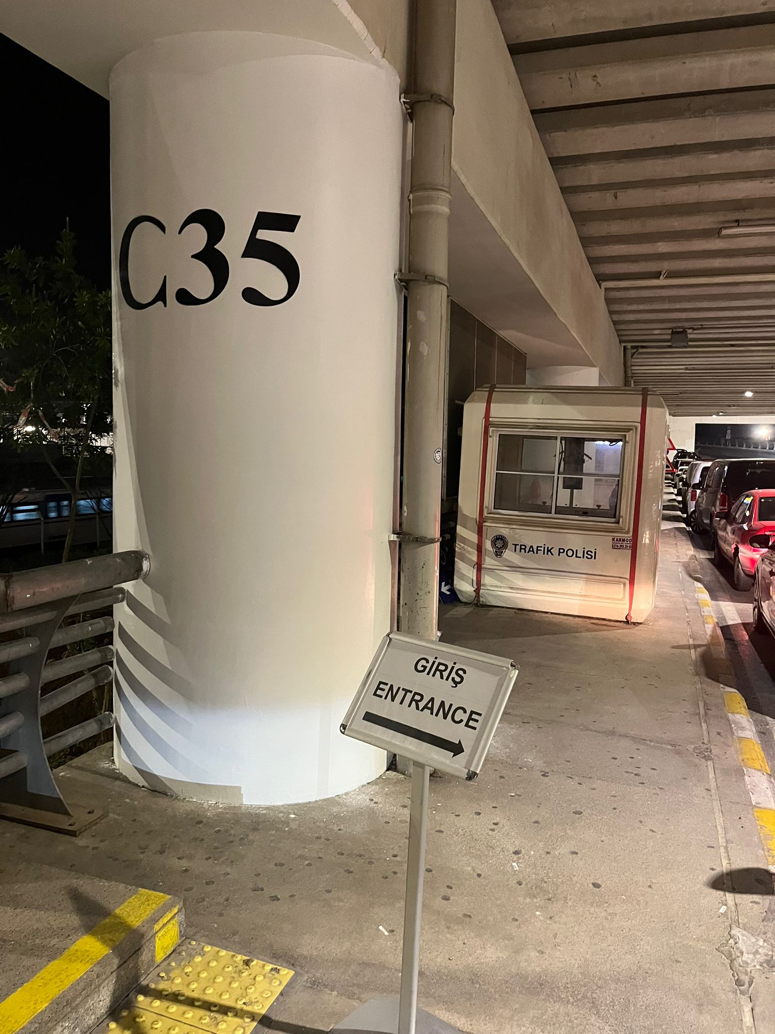 İzmir Havalimanı Transfer dış hatlar buluşma noktası, beyaz C35 sütunu