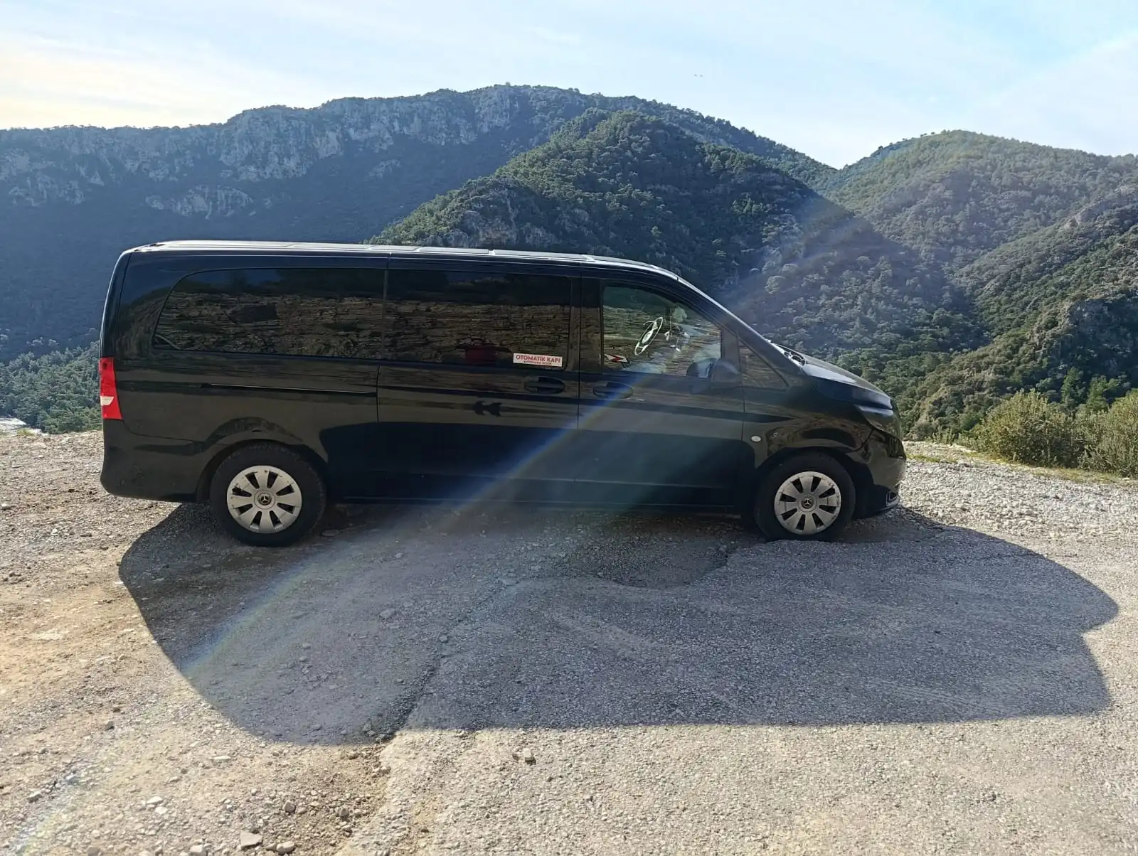Alaçatı ve Çeşme bölgesi için VIP transfer araç detayı — dar sokak ve otel önü teslimlerine uygun filo standardı.