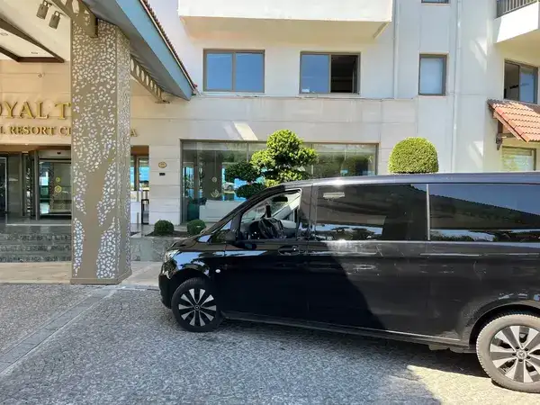 Geniş bagajlı VIP Mercedes — Kuzey Ege İzmir havalimanı Ayvalık transfer ve sahil otelleri için aile ve valiz dostu filo.