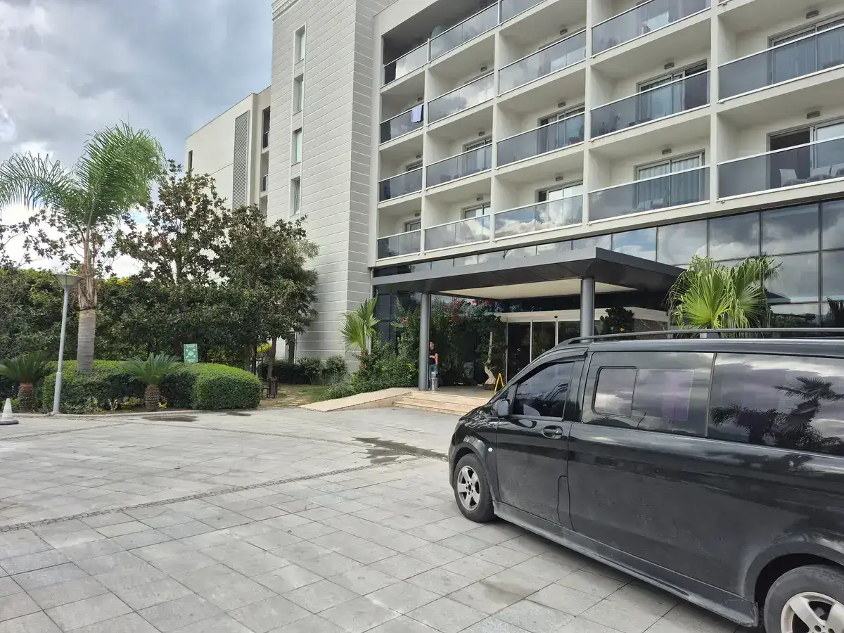 VIP Mercedes transfer aracı otoyol görünümü — İzmir havalimanı Kuşadası transfer ve Ege güzergâhlarında kullanılan konforlu koltuk ve klima.