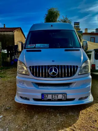 Beyaz Mercedes Sprinter minibüs, önden görünüm