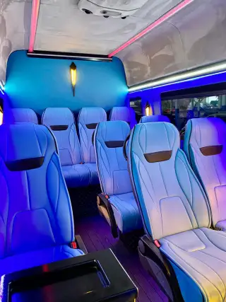 Mercedes Sprinter yolcu kabininde koltuk sıraları ve iç aydınlatma