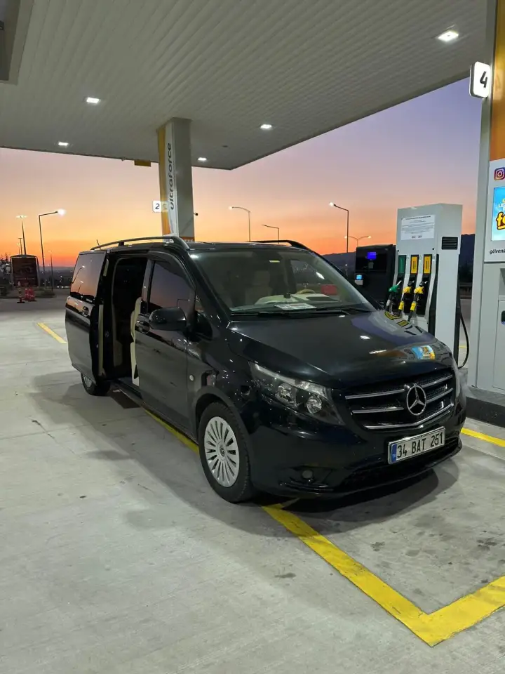 Akşam saatlerinde akaryakıt istasyonunda siyah Mercedes Vito