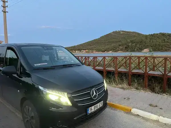 Dağlık manzara önünde park edilmiş siyah Mercedes Vito