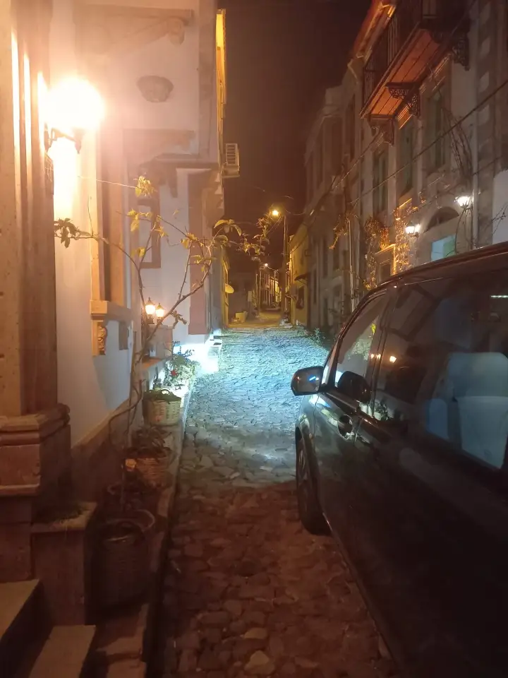 Gece aydınlatılan sokakta siyah Mercedes Vito transfer aracı