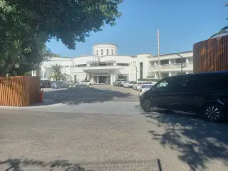 Otel girişinde park edilmiş siyah Mercedes Vito transfer aracı