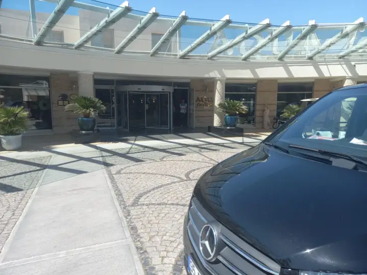 Otel girişinde park edilmiş siyah Mercedes Vito transfer aracı