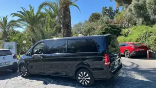 Bina önünde park edilmiş siyah Mercedes Vito transfer aracı