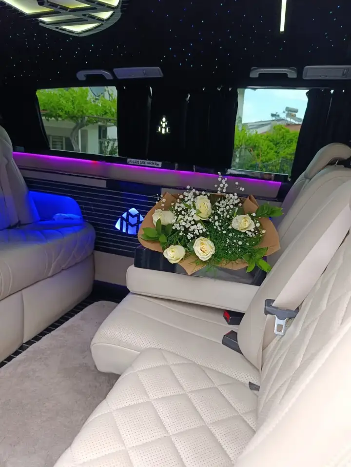 Mercedes Vito iç mekânında açık renk deri koltuklar ve çiçek aranjmanı