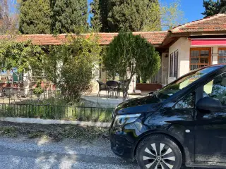 Ziyaret noktası girişinde bekleyen siyah Mercedes Vito