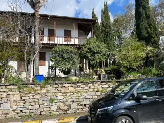 Ziyaret noktası girişinde bekleyen siyah Mercedes Vito