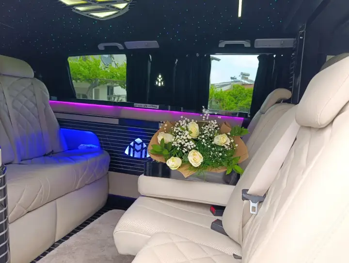 Mercedes Vito iç mekânında açık renk deri koltuklar ve çiçek aranjmanı