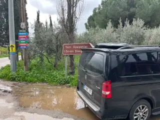 Ziyaret noktası girişinde bekleyen siyah Mercedes Vito