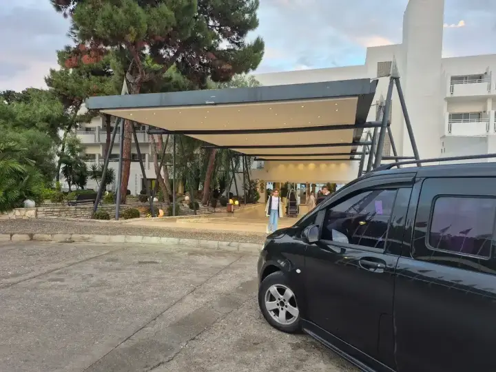 Bina önünde park edilmiş siyah Mercedes Vito transfer aracı