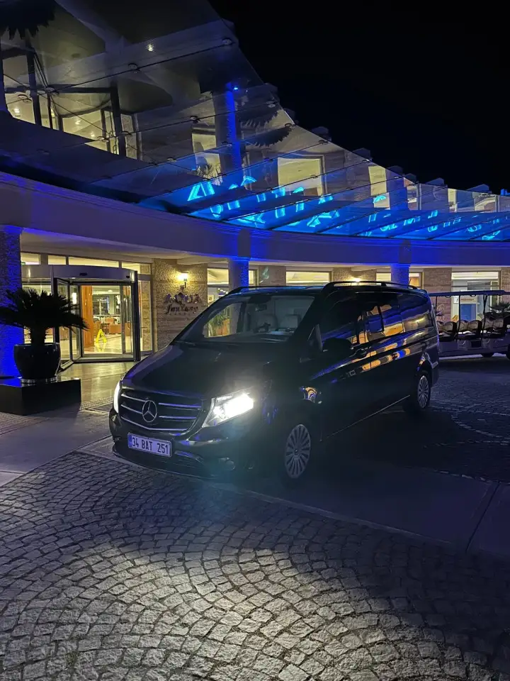 Otel girişinde park edilmiş siyah Mercedes Vito transfer aracı